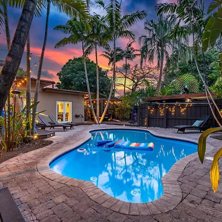 Villa The Peacock Oasis~Tropical~Heated Pool~Fire Pit